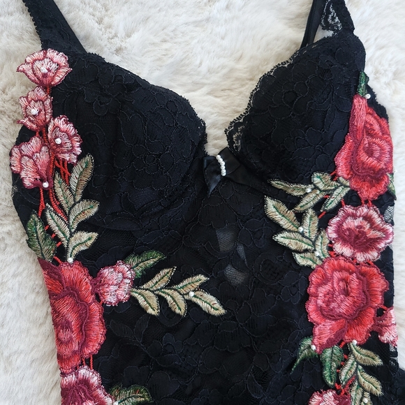 Vintage Gold Victoria Secret Dark Floral Embroidered Roses Lace Pearl Bodysuit - Picture 6 of 16